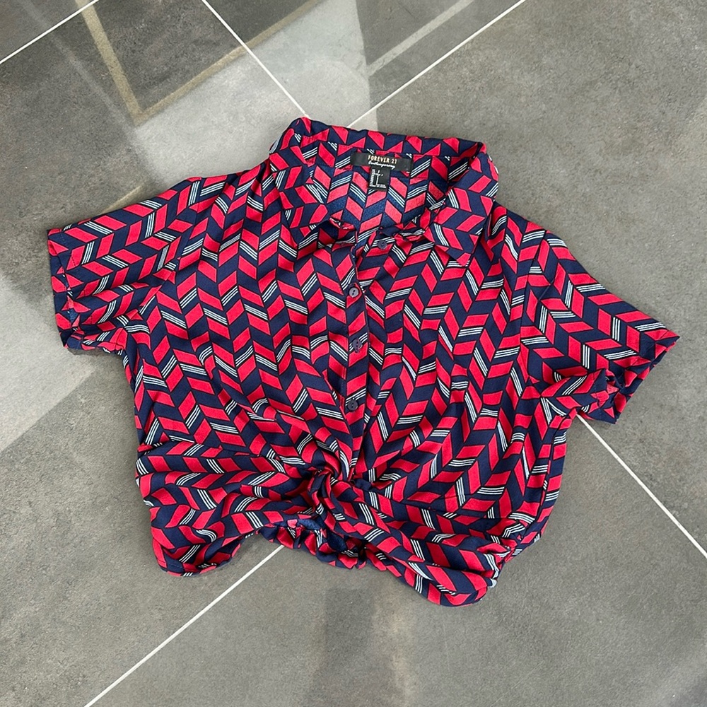 Red and navy women’s button-down cropped blouse